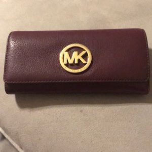 Like new MK wallet. Minor scuff on logo (in pics).